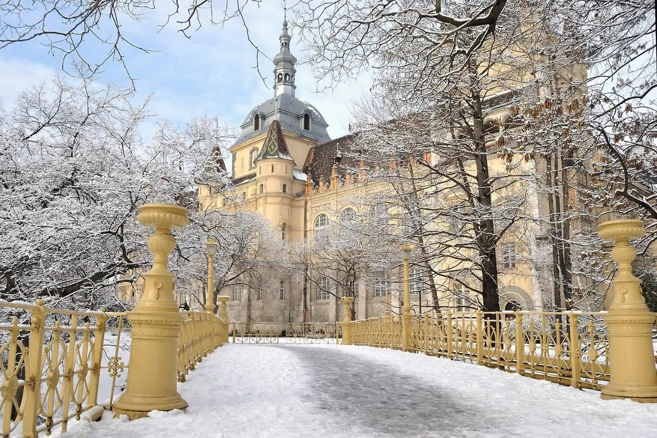 Heroes' Residence Budapest 0*,  Hungary